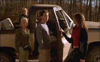 Combien de membres compte le groupe de jeunes qui vont passer une semaine de vacances dans un chalet au fond des bois ?