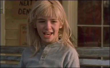 Sur la route du chalet, les jeunes s'arrtent dans un magasin prs duquel se trouve ce jeune garon. Or, celui-ci a un vilain dfaut. Lequel ?