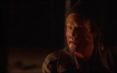 Que fait le groupe d'amis lorsque l'ermite vient leur demander de l'aide plus tard dans la soire ?