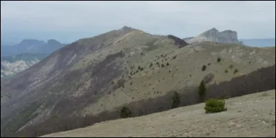 Rochefourchat se situe sur la cr&ecirc;te de la montagne de Couspeau. Quel est son point culminant ?