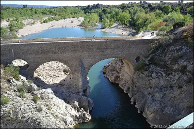 Avant d'arriver au village, le chemin longe les gorges de l'Hérault et emprunte ce pont impressionnant. Quel est son nom ?