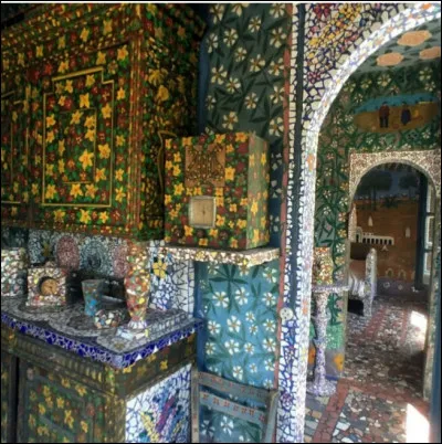 Voici la maison Picassiette. Comment est-elle d&eacute;cor&eacute;e ?