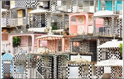 Des centaines de balcons pos&eacute;s les uns sur les autres. Que peut bien &ecirc;tre ce lieu color&eacute; ?