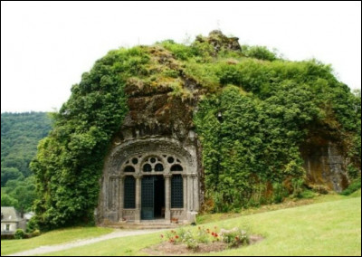 Dans le Cantal se trouve ce curieux bâtiment. De quoi s'agit-il ?