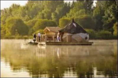 Quelle est la particularit&eacute; du village vacances de Pressac dans la Vienne ?