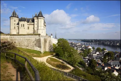 En photo, voici le château de Saumur. Au cours de son histoire, Le château devient une prison. Qui donna l'ordre de créer cette prison ?