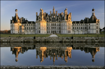 Le château de Chambord est un château français situé dans le département de Loir-et-Cher. Construit dans le plus grand parc forestier clos d'Europe, il est le plus vaste des châteaux de la Loire. 
Une caractéristique du château permet de le différencier de tous les autres. Parmi les trois réponses suivantes, laquelle est cette caractéristique ?