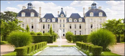 Ce château est très célèbre car il est celui qui a inspiré Hergé pour le château de Moulinsart. Le fameux château visible dans les aventures de Tintin. Connaissez-vous ce château ?