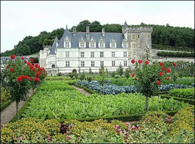 Le château de Villandry est connu pour son extérieur. Que souhaitent voir les visiteur en plus du château en lui même ?