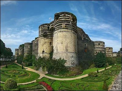 Le château d'Angers est une forteresse placée stratégiquement sur le point le plus haut de la ville d'Angers. Ce château répond également à un autre nom, savez-vous lequel ?