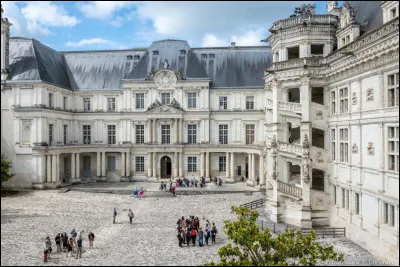 Ce château est celui de Blois. Situé sur la rive droite de la Loire, il fut la résidence favorite des rois de France à la Renaissance. 
Une personne célèbre a été bénie dans la chapelle du château de Blois par Regnault de Chartres, archevêque-duc de Reims. Mais qui est-ce ?