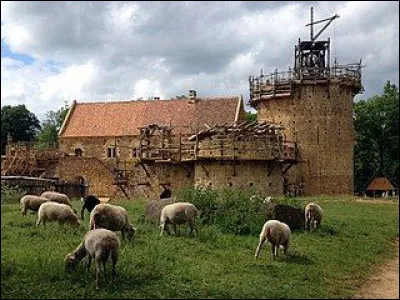 Drôle de château fort du XIIIe siècle construit depuis 1997 par des passionnés. Une visite incontournable à...