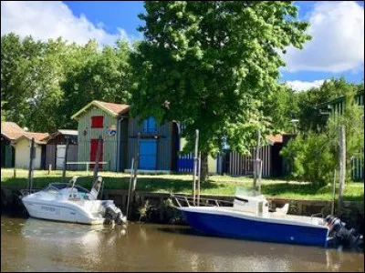 Ces maisonnettes de pêcheurs sont visibles dans le port de Biganos...