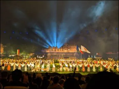 Ce parc d'attractions est visible de jour comme de nuit. C'est...