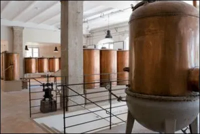 Visiter cette usine vous mettra au parfum. C'est...