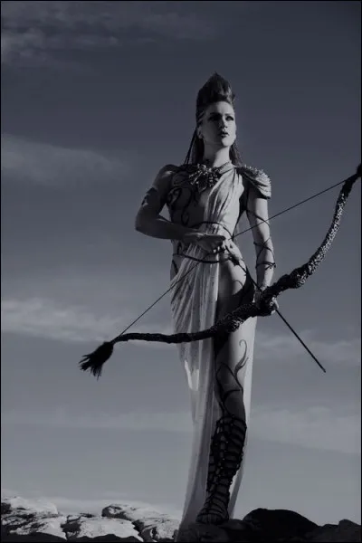 Les centaures Rhoecus et Hylaeus ayant voulu la violer, cette chasseresse redoutable les massacra à coups de flèches. Qui est-elle ?