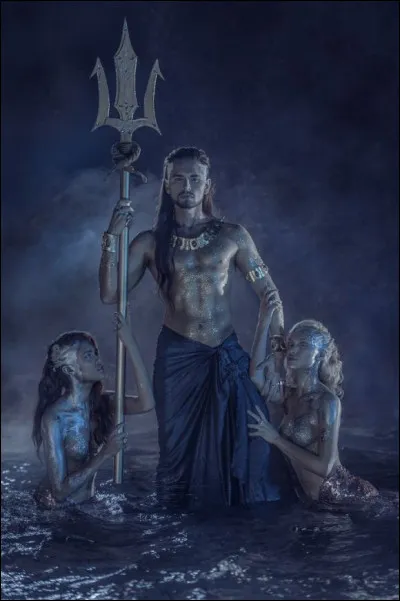 Fils de Poséidon et d'Amphitrite avec ses deux soeurs Rhodé et Benthésicymé. Qui est-il ?