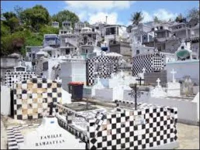 Toujours dans la Grande-Terre, allons cette fois à Morne-à-l'Eau visiter le cimetière le plus étonnant des Antilles. Quelle est la particularité de ce cimetière ?