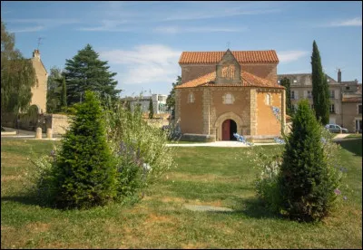 Le baptistère Saint-Jean de Poitiers est l'un des plus anciens monuments chrétiens d'Europe, de quand date le début de sa construction ?