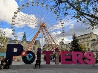 Ensuite après avoir passé la forêt, nous nous dirigeons vers Poitiers. Ici, il y a un parc d'attraction très connu ! Comment s'appelle-t-il ?