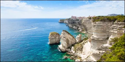 Cette ville se trouve à l'extrémité méridionale de la Corse du Sud. Comment s'appelle-t-elle ?