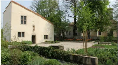 Qui est né dans cette batisse de Domrémy, dans les Vosges ?