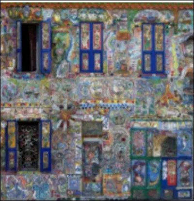 À 85 ans, Danielle Jacqui se préoccupe de l'avenir de sa maison colorée située à Roquevaire. Que souhaiterait-elle en faire ?