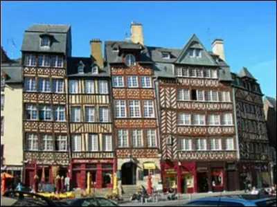 Continuons le voyage. Où peut-on admirer ces bâtiments à l'équilibre apparemment plutôt instable ?