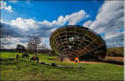 Cette maison située en Alsace, à part son architecture originale, a une particularité. Laquelle ?