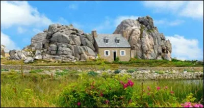 Dans quelle région se trouve cette jolie petite maison entre les rochers ?