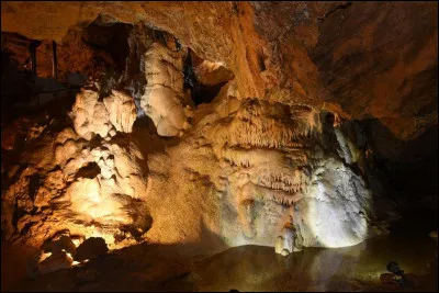 Où se situent les grottes de Blanot ?