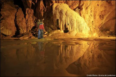 Où se situe la grotte de Lombrives ?