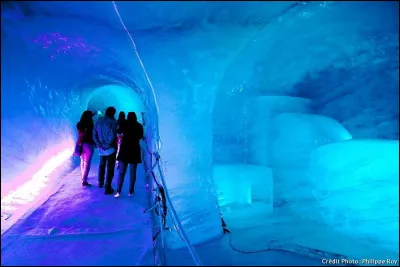 Où se situe la grotte de la mer de glace à Chamonix ?