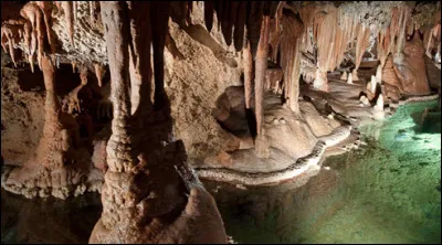 Où se situe la grotte d'Azé ?