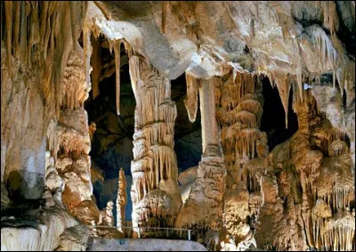 Où se situent les grottes d'Isturitz et d'Oxocelhaya ?
