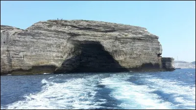Où se situe la grotte du chapeau de Napoléon ?