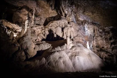 Où se situe la grotte de Trabuc ?