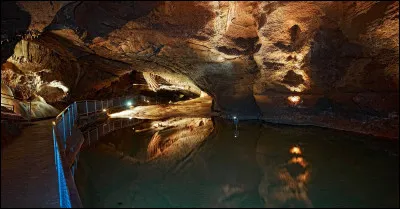 Où se situe la grotte de Lacave ?