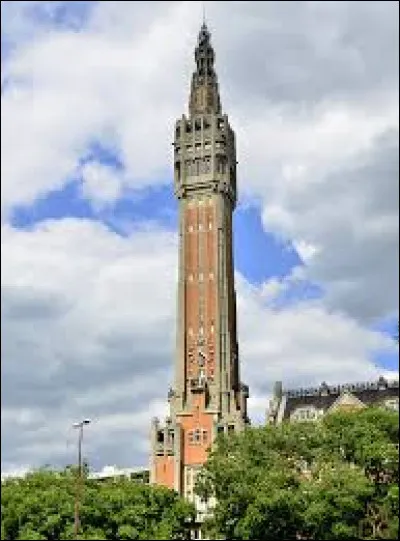 Le Général-de-Gaulle y a sa place et le plus haut beffroi civil d'Europe (104 mètres) se trouve en mon centre.