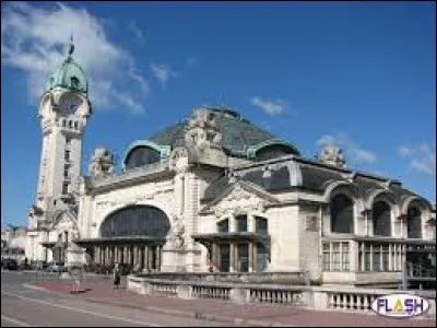 Les Bénédictins ont laisse leur nom à ma principale gare ferroviaire et ma porcelaine fait miroiter ma ville à travers le monde.