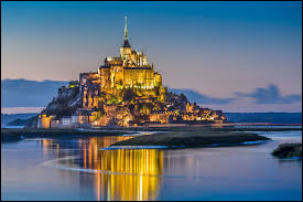 En quelle année l'abbaye du Mont-Saint-Michel a-t-elle été inscrite au patrimoine mondial de l'UNESCO ?