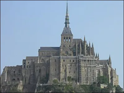 En quoi s'est transformé le Mont-Saint-Michel entre 1810 et 1863 ?