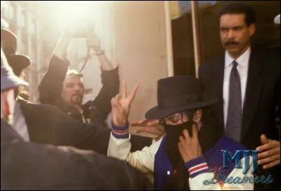 Dans quel célèbre magasin de jouets parisien, aujourd'hui n'existant plus, Michael se rendait-il souvent lors de ses venues à Paris ?