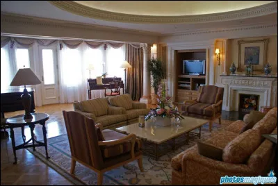 Dans quelle suite Michael a-t-il signé sous un piano à Disneyland Paris ?