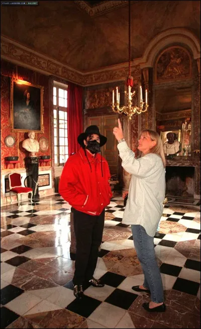 Quel est le nom du Château situé en Normandie que Michael Jackson est venu visiter avec sa femme Debbie Rowe en 1997 ?