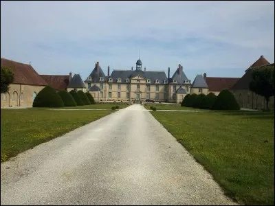 Où le château de Menou, visité par Michael dans les années 1990, et surnommé "Versailles du Nivernais" est-il situé ?