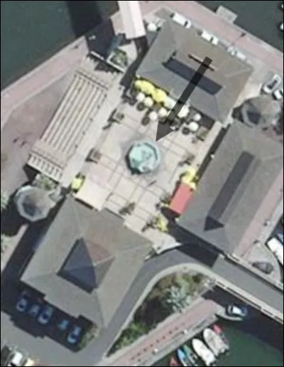 À Roches Noires, il y a un aquarium. La flèche indique une fontaine qui représente un(e)...