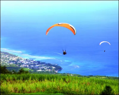 Pendant le périple, j'avais envie de survoler la ville de Saint-Leu avec ce genre de parachute. Ceci est un...