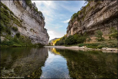 Et quelle rivière passe non loin ?