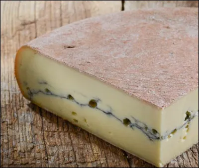 Quel est l'ingr&eacute;dient noir qui se trouve au centre du fromage morbier ?